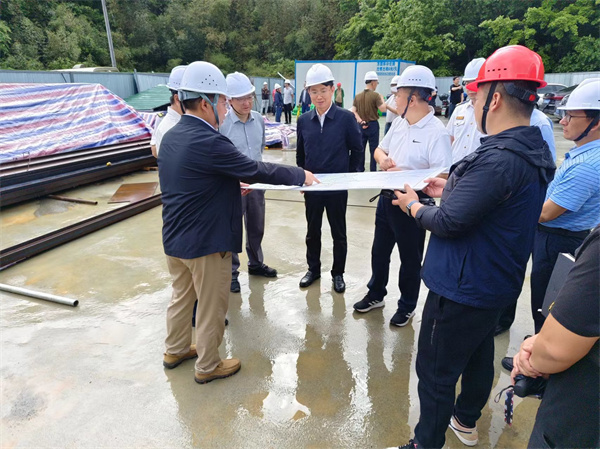 4月28日，市委常務、常務副市長任生調研新安江防洪項目建設情況，黃山徽投集團副總經(jīng)理張高峰陪同調研。.jpg