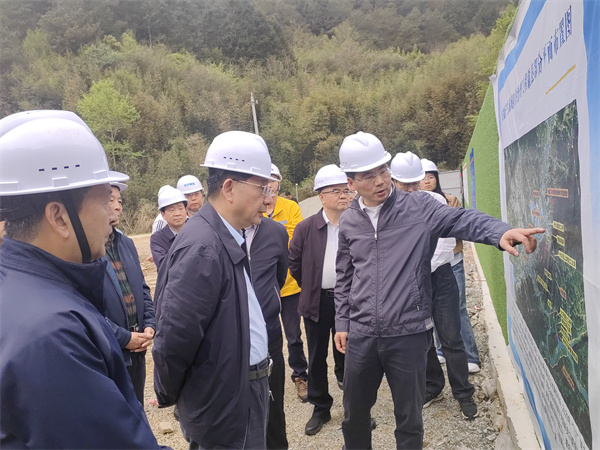 4月1日，安徽省人大常委會(huì)副主任魏曉明查調(diào)研防洪項(xiàng)目進(jìn)展情況，縣政府縣長王奇勇等相關(guān)部門負(fù)責(zé)人陪同調(diào)研。.jpg