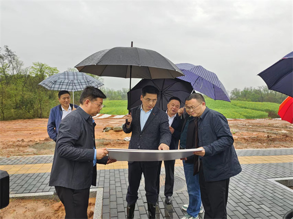 4月2日，洪董，潘總陪同王奇勇縣長一行調(diào)研重點項目1.jpg
