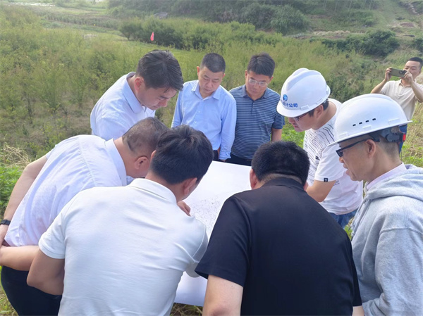 5月15日，張總會(huì)程縣長、國土、水利、桂林鎮(zhèn)、徽城鎮(zhèn)主要領(lǐng)導(dǎo)現(xiàn)場查看防洪項(xiàng)目征地重影事宜.jpg