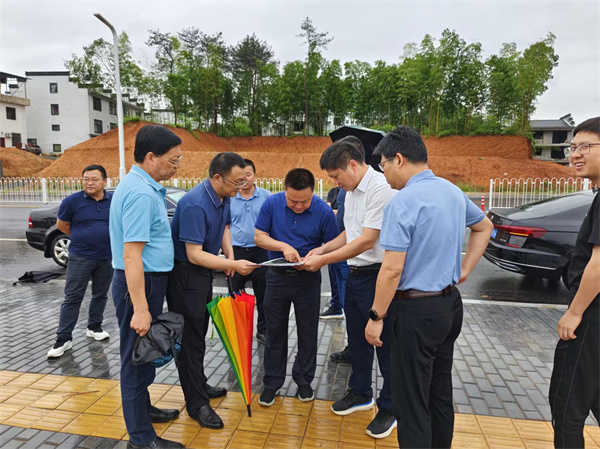 5月30日，洪董，余總陪同詹凱縣長(zhǎng)一行調(diào)研富豐新城路網(wǎng)工程項(xiàng)目.jpg