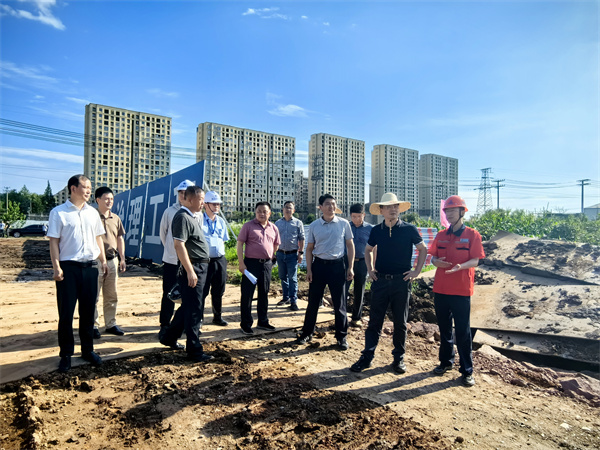 6月12日，洪董陪同王縣長調(diào)研新安江防洪治理工程。.jpg
