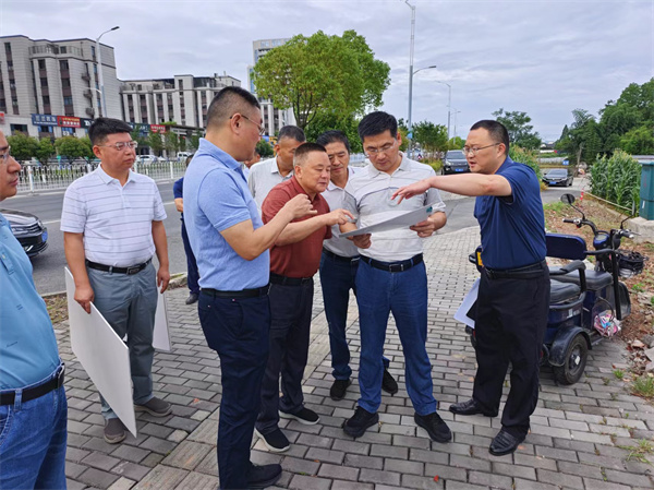 6月17日，集團領導陪同王奇勇縣長一行調研富豐新城項目.jpg