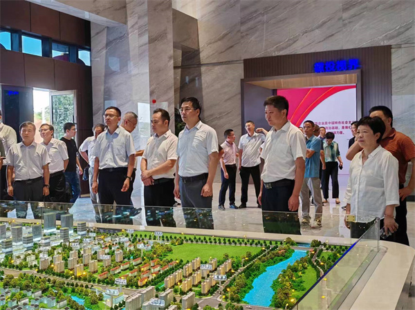 7月18日上午，歙縣人工智能創(chuàng)客中心正式投入使用并舉行揭牌儀式，縣委常委、常務(wù)副縣長(zhǎng)詹凱主持儀式，縣委副書記、縣長(zhǎng)王奇勇和徽投集團(tuán)黨委書記、董事長(zhǎng)洪筱明共同為歙縣人工智能創(chuàng)客中心揭牌。縣委常委、縣經(jīng)開區(qū)管委會(huì)主任王坤，副縣長(zhǎng)程衍生，縣政協(xié)副主席、財(cái)政局局長(zhǎng)曹胡翠，縣直有關(guān)部門、縣各金融機(jī)構(gòu)主要負(fù)責(zé)同志，共同見證揭牌儀式，并觀摩富豐新城片區(qū)投資規(guī)劃沙盤、集團(tuán)企業(yè)館2。.jpg