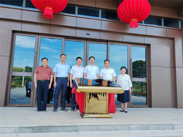7月18日上午，歙縣人工智能創(chuàng)客中心正式投入使用并舉行揭牌儀式，縣委常委、常務(wù)副縣長(zhǎng)詹凱主持儀式，縣委副書記、縣長(zhǎng)王奇勇和徽投集團(tuán)黨委書記、董事長(zhǎng)洪筱明共同為歙縣人工智能創(chuàng)客中心揭牌?？h委常委、縣經(jīng)開區(qū)管委會(huì)主任王坤，副縣長(zhǎng)程衍生，縣政協(xié)副主席、財(cái)政局局長(zhǎng)曹胡翠，縣直有關(guān)部門、縣各金融機(jī)構(gòu)主要負(fù)責(zé)同志，共同見證揭牌儀式，并觀摩富豐新城片區(qū)投資規(guī)劃沙盤、集團(tuán)企業(yè)館1。.jpg