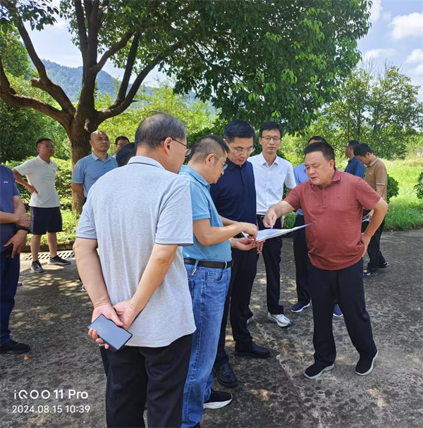 8月15日，洪董陪同王奇勇縣長一行到嘉城礦業(yè)調(diào)研.jpg