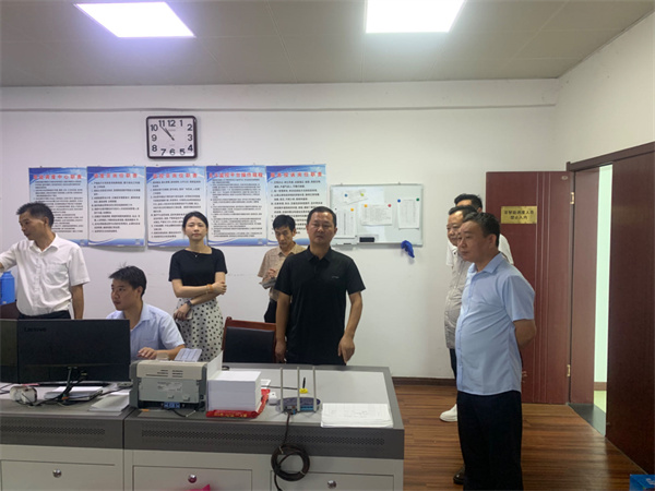 9月14日，副縣長徐涌駟赴公交公司開展中秋、國慶節(jié)前安全生產(chǎn)檢查指導(dǎo)，集團(tuán)葉總、交運(yùn)局馮局、運(yùn)管服務(wù)中心胡主任陪同1。.jpg