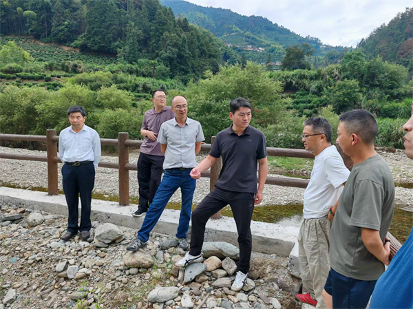9月15日，程偉副縣長帶隊調(diào)研桂溪河清淤事宜。.jpg