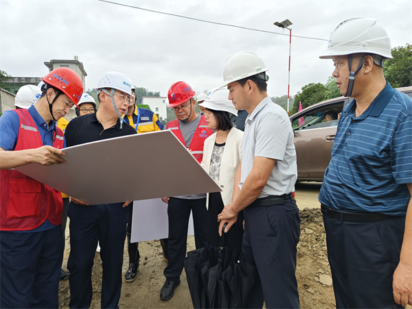 9月19日，江市長(zhǎng)調(diào)研歙縣段防洪治理項(xiàng)目。.jpg