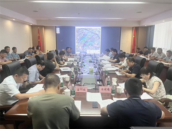 9月21日下午，王奇勇縣長(zhǎng)在集團(tuán)黨委會(huì)議室召開(kāi)富豐新城片區(qū)開(kāi)發(fā)工作推進(jìn)工作會(huì)，縣領(lǐng)導(dǎo)詹凱、張暉，縣發(fā)改委、縣財(cái)政局、縣資規(guī)局、縣住建局、縣林業(yè)局、徽投集團(tuán)、富豐新城投資開(kāi)發(fā)公司、市政公司、徽城鎮(zhèn)、鄭村鎮(zhèn)、富堨鎮(zhèn)主要負(fù)責(zé)同志；縣紀(jì)委監(jiān)委、縣委組織部負(fù)責(zé)同志參加會(huì)議1。.jpg