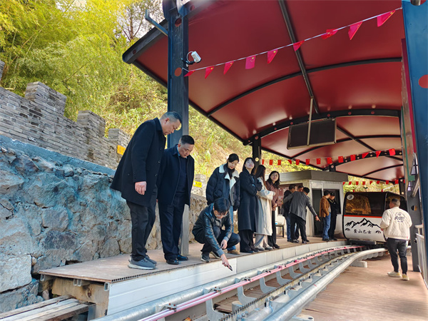 12月9日，縣人大鄭向陽主任，洪董率隊赴象山考察軌道爬山車項目.jpg