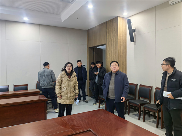 12月24日，洪董會(huì)同人大鄭主任檢查行知研學(xué)基地會(huì)務(wù)場(chǎng)地布置工作。.jpg