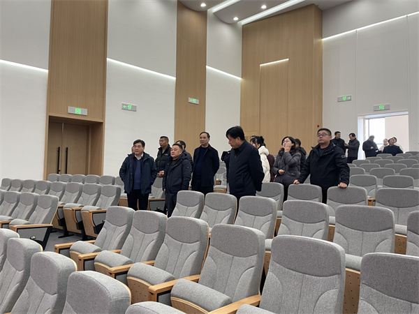 1月4日，洪董陪同吳志平書記檢查行知研學(xué)基地會(huì)務(wù)準(zhǔn)備情況。.jpg