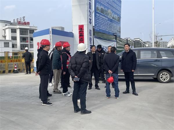 2月5日，縣長王奇勇帶隊調研新徽商創(chuàng)業(yè)基地一期一標段項目春節(jié)后復工復產工作，黃山徽投集團總經(jīng)理潘楷金陪同調研。.jpg