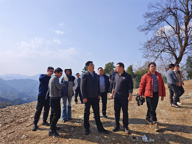 3月18日，縣長王奇勇帶隊調(diào)研石潭景區(qū)項目，黃山徽投集團黨委書記、董事長洪筱明陪同調(diào)研。.jpg