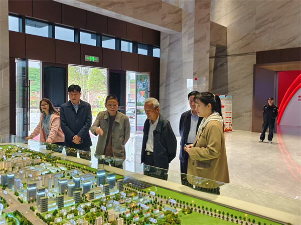 4月17日，潘總陪同市人大常委會原副主任鮑小如一行調研富豐新城項目.jpg