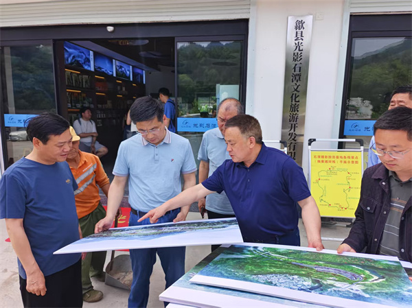 5月4日，洪董陪同王奇勇縣長一行調(diào)研石潭景區(qū)項目.jpg