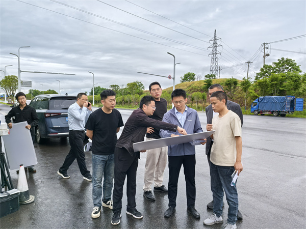 5月9日，常務(wù)副縣長戴維調(diào)研富豐新城片區(qū)項目，潘總、余總陪同.jpg