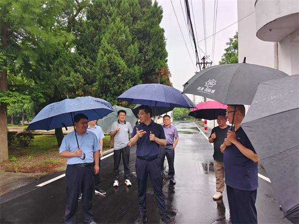 5月22日，洪董陪同王奇勇縣長(zhǎng)一行到潭渡中學(xué)調(diào)研.jpg