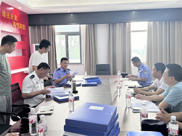 5月27日下午，副縣長(zhǎng)、縣公安局長(zhǎng)胡漢邦帶隊(duì)走訪徽智公司，開展“愛企日”座談交流，了解徽智公司生產(chǎn)經(jīng)營(yíng)情況，現(xiàn)場(chǎng)查看安全生產(chǎn)管理臺(tái)賬，集團(tuán)潘總陪同座談1。.jpg