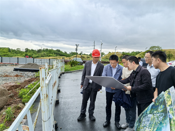 5月9日，常務(wù)副縣長戴維調(diào)研富豐新城片區(qū)項目，潘總、余總陪同1.jpg
