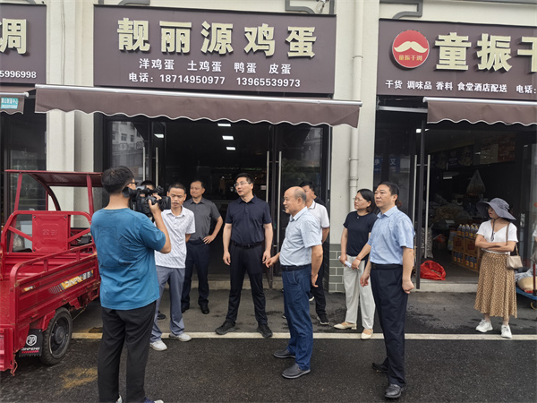 6月19日，王奇勇縣長(zhǎng)帶隊(duì)文明辦，市監(jiān)局，城管局調(diào)研城西鄰里中心，潘總，汪總現(xiàn)場(chǎng)陪同1.jpg