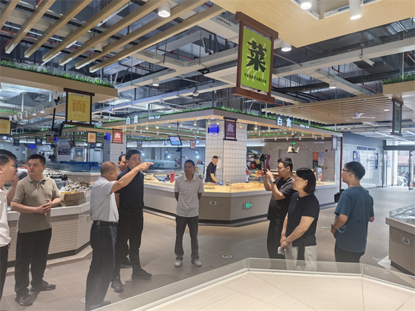 6月19日，王奇勇縣長(zhǎng)帶隊(duì)文明辦，市監(jiān)局，城管局調(diào)研城西鄰里中心，潘總，汪總現(xiàn)場(chǎng)陪同.jpg
