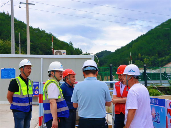 7月28日，洪董帶隊赴新安江防洪工程、新徽商創(chuàng)業(yè)基地開展“高溫送清涼”活動并進行安全生產(chǎn)專項檢查1。.jpg
