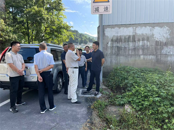 8月6日，程偉副縣長帶隊現(xiàn)場調(diào)研防洪項目鮑川安置區(qū)事宜。.jpg