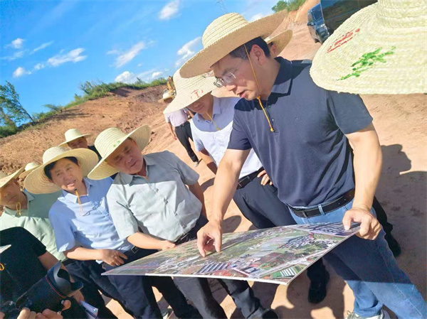 8月14日，洪董、余總陪同王奇勇縣長帶隊(duì)調(diào)研富豐新城黎七路、賓虹大道、富資路、消防站、兩館等項(xiàng)目2。.jpg