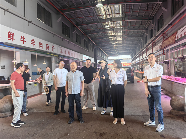 8月28日，高主任帶隊(duì)，文明辦、市監(jiān)局、徽投集團(tuán)到浙江衢州農(nóng)商城、新農(nóng)都批發(fā)市場(chǎng)和明輝蔬果配送公司調(diào)研學(xué)習(xí)食材供應(yīng)鏈配送項(xiàng)目.jpg