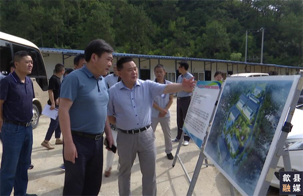 6月18日，縣委常委、常務副縣長吳志平帶隊先后來到城區(qū)備用飲用水源保護區(qū)治理工程、第三水廠及供水管網配套延伸工程、漁梁風貌整治提升工程、城區(qū)老舊管網提升項目、游泳館二期等重點項目建設現(xiàn)場，黃山徽投集團黨委書記、董事長洪筱明陪同。.png