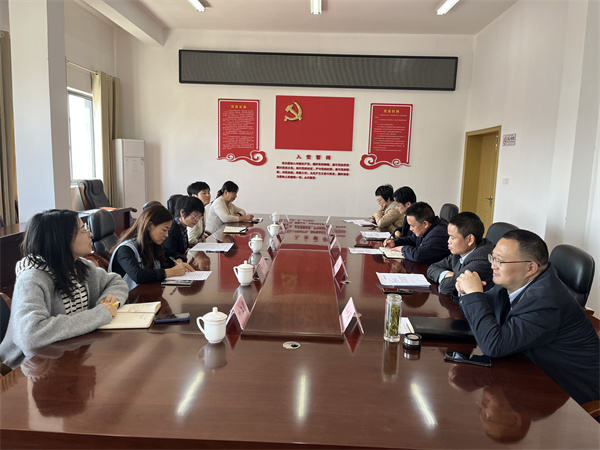 11月7日，縣組織部常務副部長邵靈花，縣紀委副書記吳嵐送集團黨務委員、紀委書記江黎君，集團財務總監(jiān)葉江圓到集團任職，集團班子成員參加。.jpg