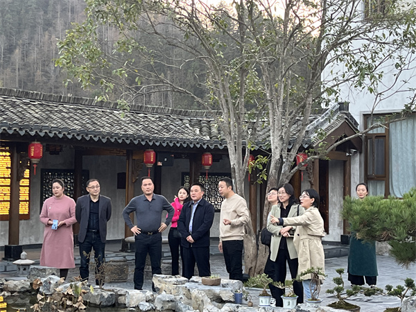 11月26日，縣人大鄭向陽(yáng)主任帶隊(duì)考察黟縣泊心云宿建成運(yùn)營(yíng)情況，洪董，方總，葉總陪同調(diào)研。.jpg