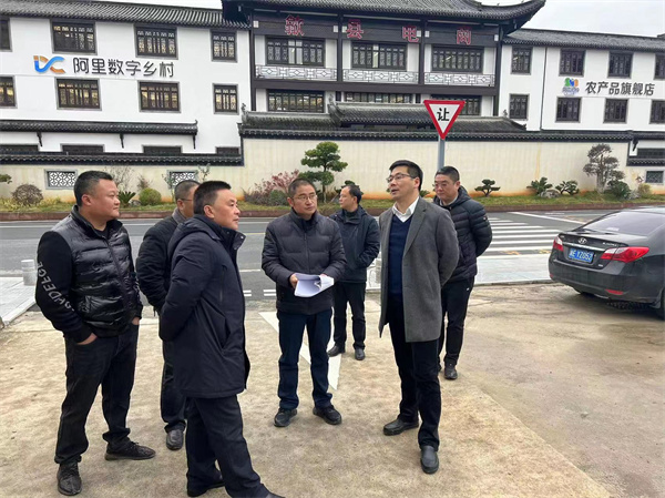12月4日，王奇勇縣長(zhǎng)調(diào)研四連車(chē)隊(duì)、鹽業(yè)公司地塊。.jpg