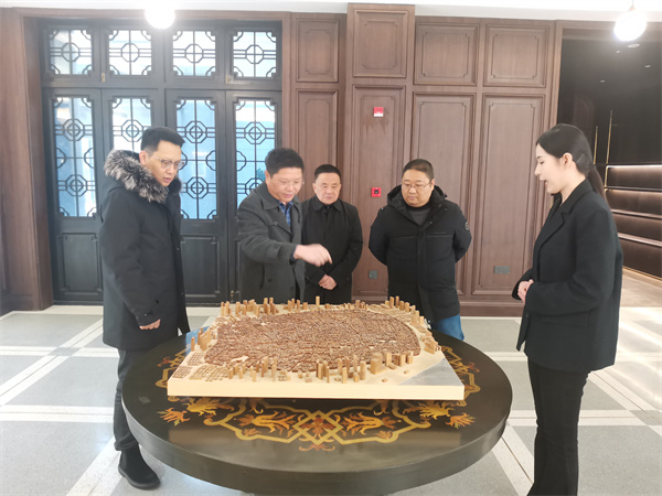 2月2日，縣委常委、副縣長(zhǎng)詹凱赴上海開(kāi)展“雙招雙引”工作，考察調(diào)研露香園城市更新項(xiàng)目，并與上海城投控股對(duì)接洽談，誠(chéng)邀上海城投到歙縣考察投資，參與富豐新城建設(shè)。1.jpg