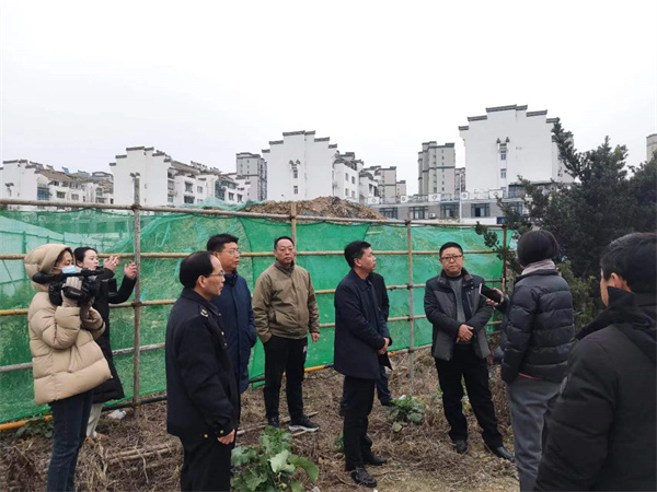 2月2日，副縣長林一凡會市監(jiān)局、徽城鎮(zhèn)等相關(guān)部門調(diào)研城西鄰里中心附屬配套物管用房項目1.jpg