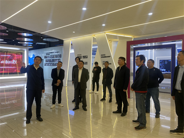 4月26日上午，縣委常委、副縣長(zhǎng)詹凱帶隊(duì)赴江西百勝智能公司調(diào)研充電樁項(xiàng)目，洪董、潘總陪同調(diào)研。.jpg