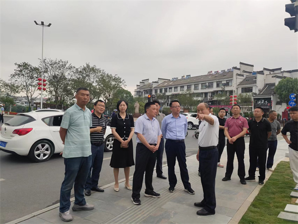 6月5日，洪董陪同汪凱書記一行調(diào)研古城公園提升改造項(xiàng)目.jpg