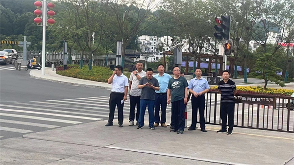 7月15日，汪凱書記在洪董、張總陪同下指導(dǎo)古城亮化、護欄等基礎(chǔ)設(shè)施提升情況。.jpg