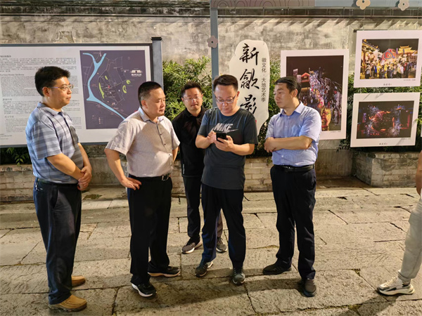 9月11日，汪凱書記夜間調(diào)研古城三期項目，對部分節(jié)點提升進行指導(dǎo)，黃山徽投集團黨委書記、董事長洪筱明，副總經(jīng)理張高峰陪同調(diào)研。.jpg