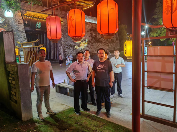 9月11日，汪凱書記夜間調(diào)研古城三期項目，對部分節(jié)點提升進行指導(dǎo)，洪董，張總陪同調(diào)研。.jpg