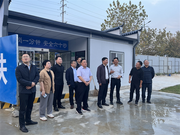 10月26日，詹縣帶隊(duì)調(diào)研寧國市文體中心EPCO項(xiàng)目，就項(xiàng)目設(shè)計(jì)、采購、施工和運(yùn)營一體化建設(shè)與寧國市鄉(xiāng)村振興投資集團(tuán)進(jìn)行交流，縣住建局、資規(guī)局，徽投集團(tuán)洪董、余總、方總等相關(guān)人員陪同考察。.jpg