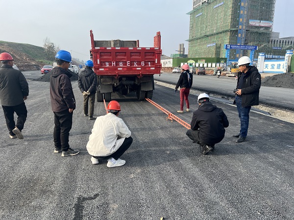 1702543831549855.jpg 富新路瀝青路面彎沉檢測(cè).jpg