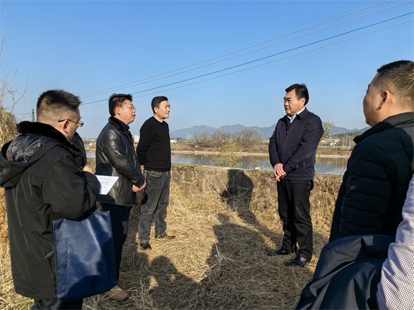 1月17日，縣委副書記吳志平調研安徽新安江流域防洪治理工程歙縣段工作開展情況，張總陪同。.jpg
